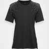 ONLY Tall ONLLUCY STUDS TOP BOX - Print T-shirt - Black -ONLY Tall Shop 0ede807215214c08a5c20ec787daad30