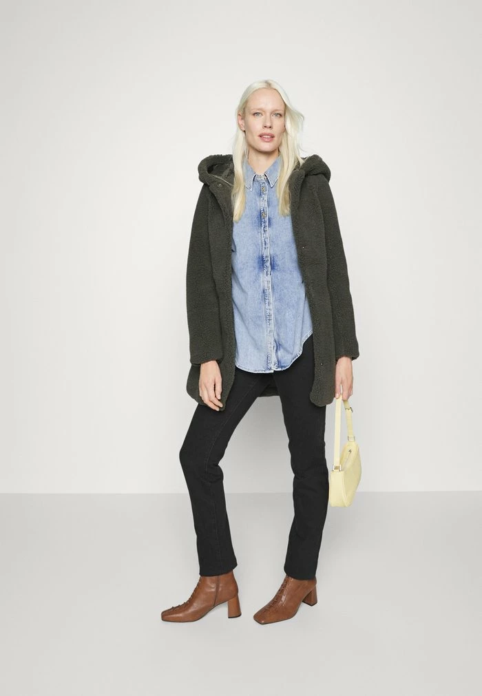 ONLY Tall ONLASPEN LIFE - Button-down Blouse - Medium Blue Denim 4 ONLY Tall ONLASPEN LIFE - Button-down Blouse - Medium Blue Denim - Image 2