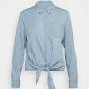 ONLY Tall ONLPEMA LECEY LIFE KNOT - Button-down Blouse - Light Blue Denim
