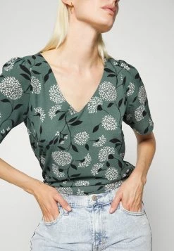 ONLY Tall ONLNOVA LUX LARA - Blouse - Balsam Green/white -ONLY Tall Shop 2d12812935f04815aab824152fd00bbf