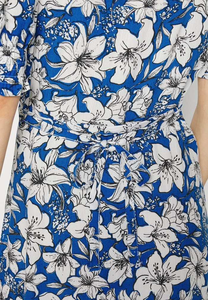 ONLY Tall ONLFREDERIKKE V NECK BELT DRESS - Day Dress - Cloud Dancer/surf The Web 8 ONLY Tall ONLFREDERIKKE V NECK BELT DRESS - Day Dress - Cloud Dancer/surf The Web - Image 6