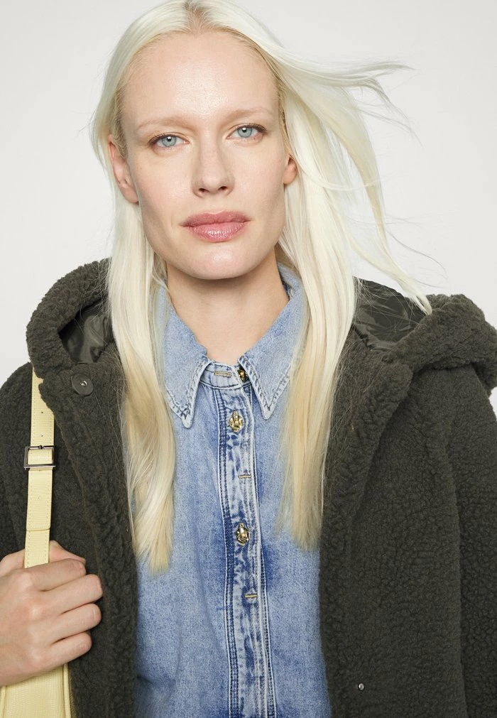 ONLY Tall ONLASPEN LIFE - Button-down Blouse - Medium Blue Denim 6 ONLY Tall ONLASPEN LIFE - Button-down Blouse - Medium Blue Denim - Image 4