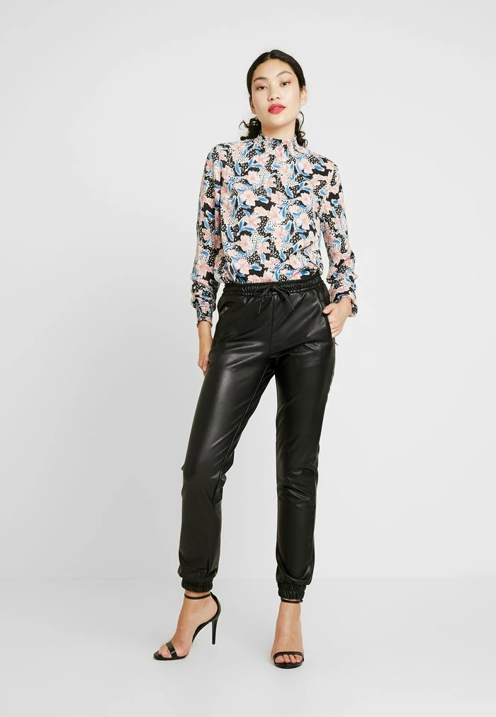 ONLY Tall ONLBIRGITTE TOPAS STRING PANT - Tracksuit Bottoms - Black 4 ONLY Tall ONLBIRGITTE TOPAS STRING PANT - Tracksuit Bottoms - Black - Image 2