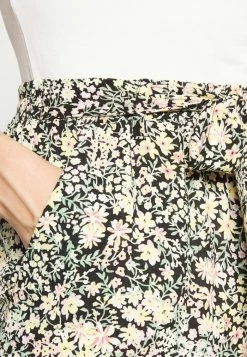 ONLY Tall ONLFREDERIKKE BELT - Shorts - Cloud Dancer/yellow -ONLY Tall Shop 52618fac44e145278a6f1f4422a6ad43