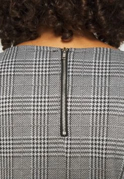 ONLY Tall ONLBRILLIANT CHECK DRESS - Jersey Dress - Black/cloud Dancer -ONLY Tall Shop 559ab0a04119416e91d133717bfa9401