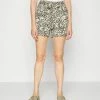 ONLY Tall ONLFREDERIKKE BELT - Shorts - Cloud Dancer/yellow