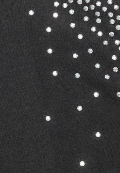 ONLY Tall ONLLUCY STUDS TOP BOX - Print T-shirt - Black 7 ONLY Tall ONLLUCY STUDS TOP BOX - Print T-shirt - Black -ONLY Tall Shop 98db77886fa54279ac188560dcb9002a