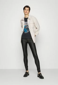 ONLY Tall ONLKISSSS TEE BOX - Print T-shirt - Black -ONLY Tall Shop a76665a3cc884ccda966c9663b238eff