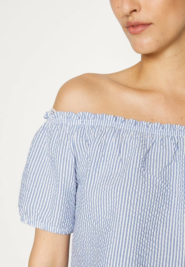 ONLY Tall ONLCASSIE OFF SHOULDER - Blouse - Cloud Dancer/medium Denim Blue 9 ONLY Tall ONLCASSIE OFF SHOULDER - Blouse - Cloud Dancer/medium Denim Blue - Image 7