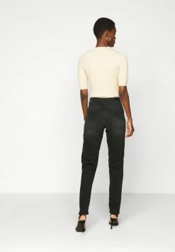 ONLY Tall ONLVENEDA LIFE MOM - Relaxed Fit Jeans - Black Denim -ONLY Tall Shop e40e09a96a2940d2939c8f5f1037e2a5